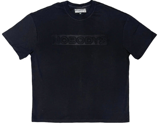 EMBOSSED NOBODYS TEE (NOIR)